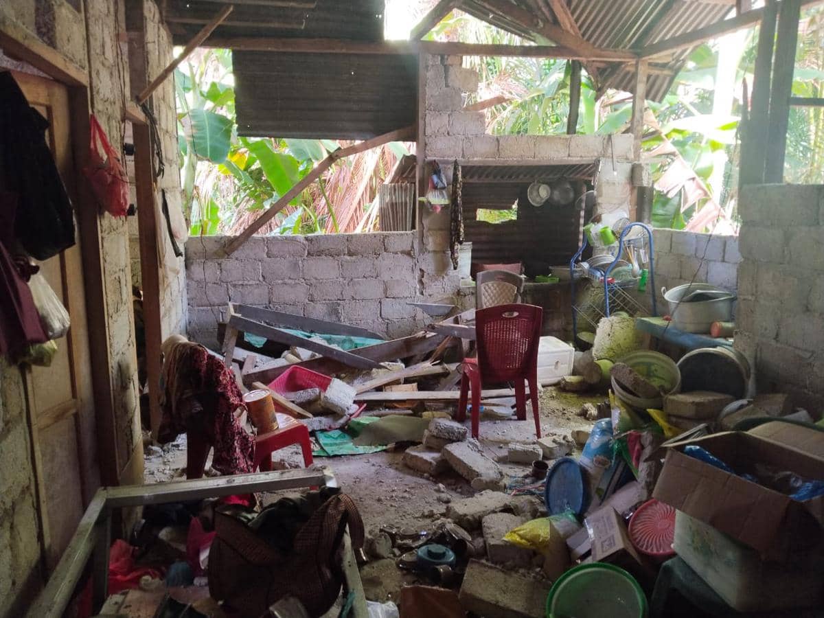 Bagian dalam rumah warga di Kepulauan Sangihe rusak parah dengan dinding roboh dan barang berserakan akibat gempa magnitudo 7,7.