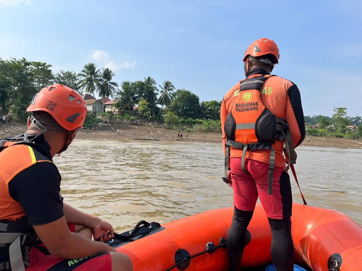 Tim SAR gabungan melakukan pencarian bocah yang tenggelam di Sungai Musi Muba.