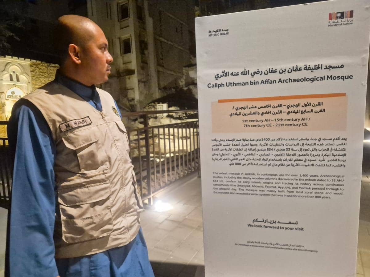 Seorang pengunjung terlihat membaca papan informasi mengenai Masjid Utsman bin Affan di Jeddah. (IDN Times/Yogie Fadila/MCH 2026)