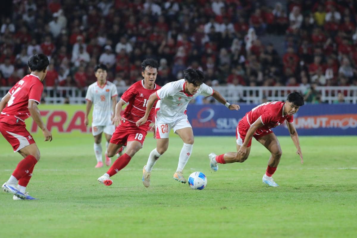 Pemain Vietnam berusaha menggiring bola sambil dikepung tiga pemain timnas U-19 Indonesia dalam pertandingan di Stadion Utama Sumut.