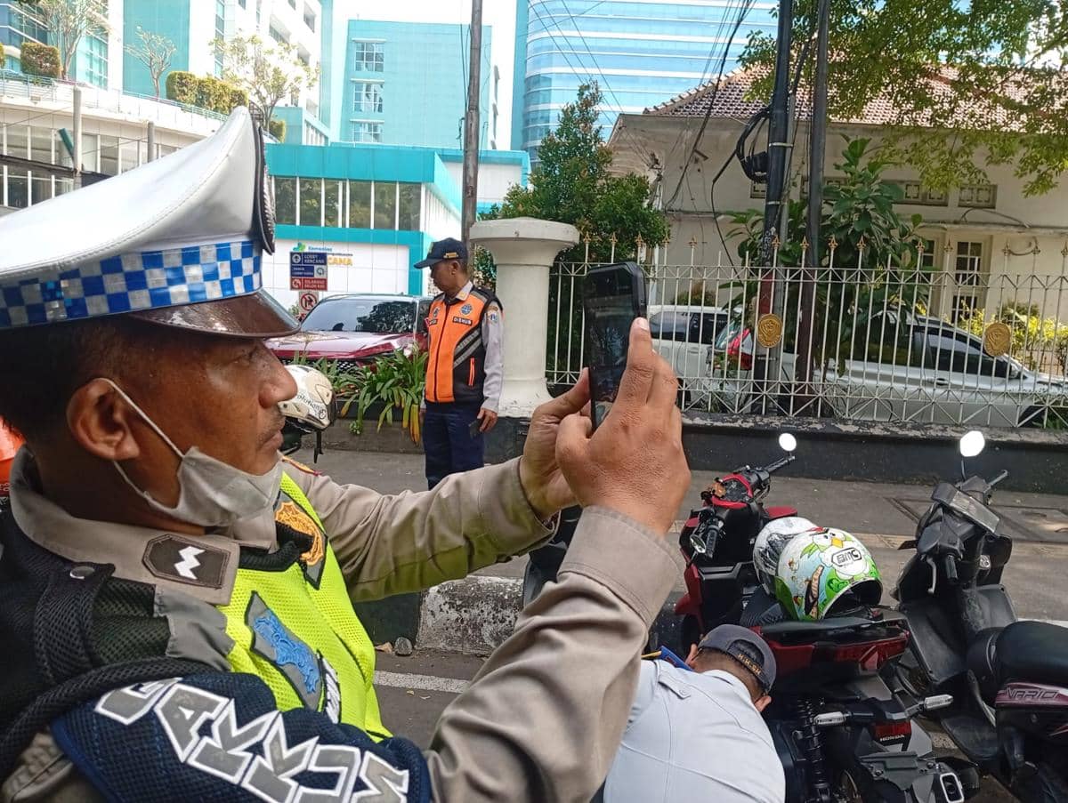 Dishub DKI dan petugas gabungan gelar operasi parkir liar pada Senin (8/6/2026).
