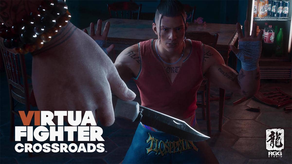 Karakter game Virtua Fighter Crossroads menghadapi seseorang yang memegang pisau di dalam ruangan dengan pencahayaan gelap.