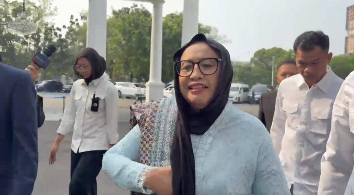 Jelang Dilantik Jadi Kepala BGN, Nanik Pakai Kebaya Biru ke Istana
