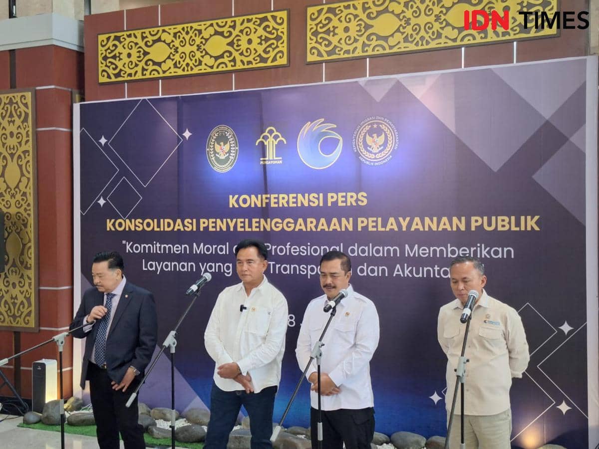 Konferensi pers komitmen moral dan profesional dalam memberikan layanan secara adil, transparan dan akuntabel oleh Kemenko Kumham Imipas, di