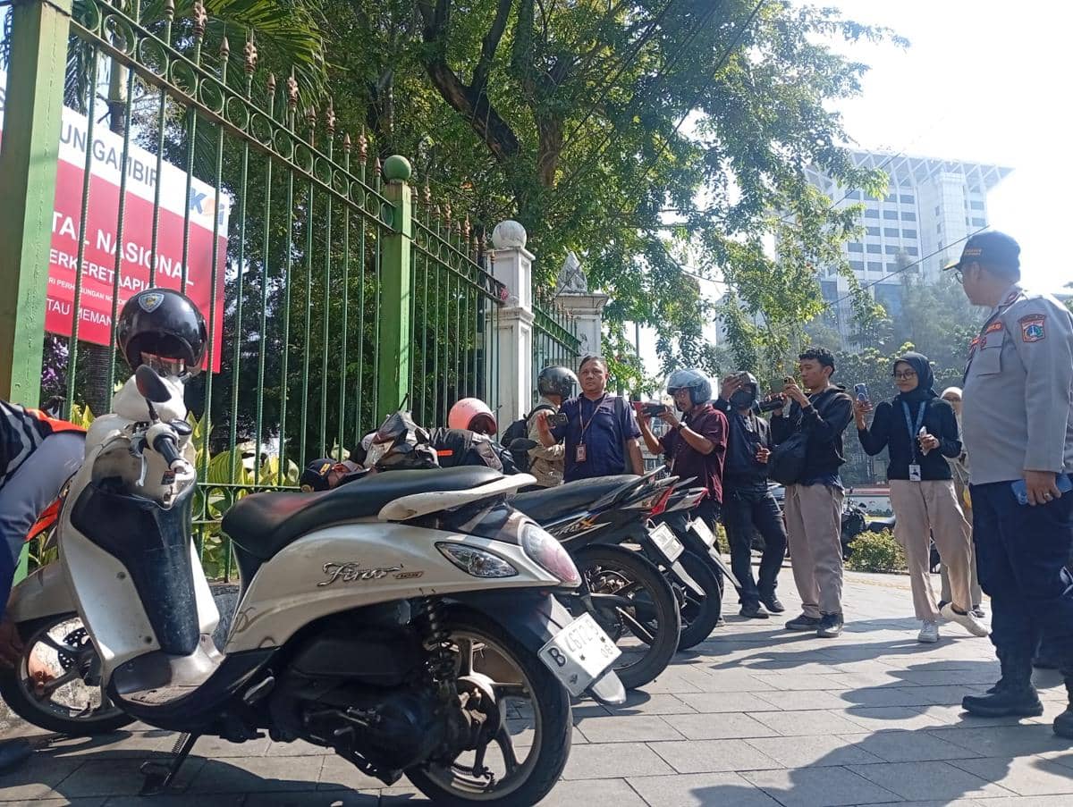 Dishub DKI dan petugas gabungan gelar operasi parkir liar pada Senin (8/6/2026).
