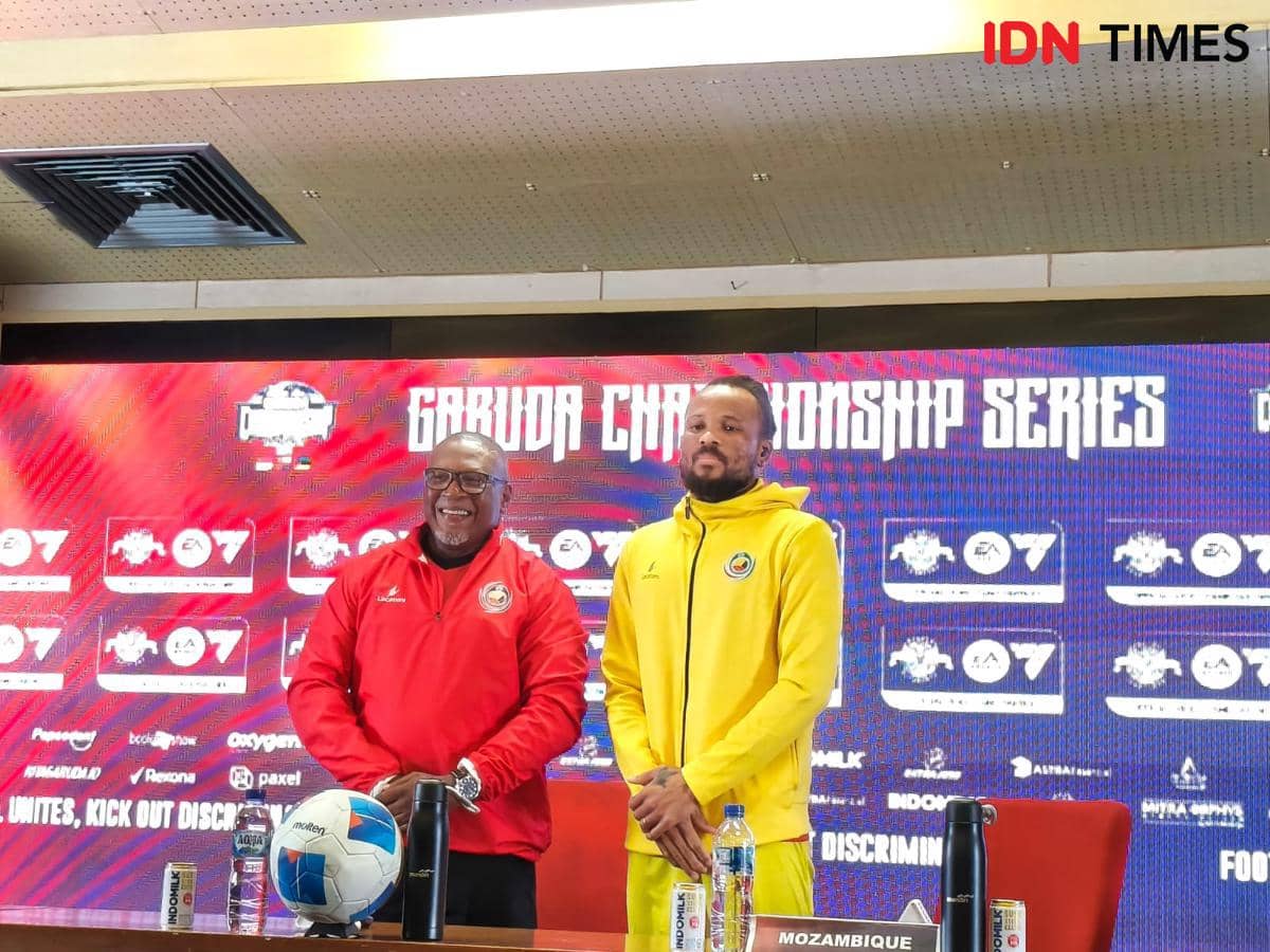 Pelatih Mozambik Chiquinho Conde (kiri) dan Kapten Mozambik Edmilson Dove (kanan).