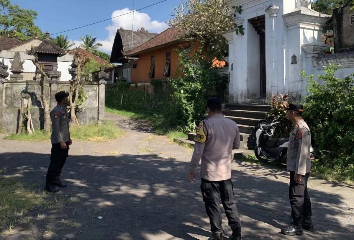 Jajaran Polsek Bebandem saat memberikan himbauan keamanan ke sejumlah Griya di Desa Budakeling. (Dok. IDN Times/Istimewa)