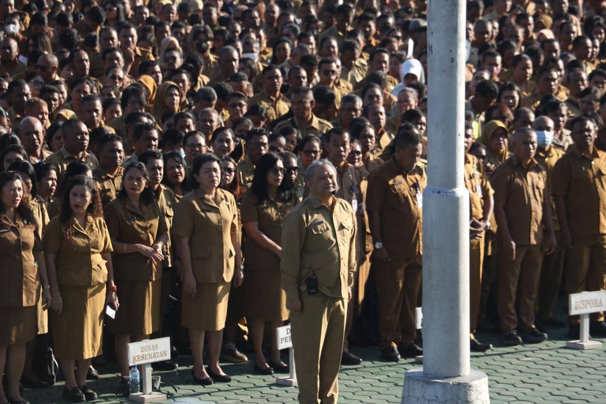 Ratusan ASN dan kepala dinas Pemprov NTT mengenakan seragam cokelat mengikuti upacara pagi di lapangan pemerintahan.
