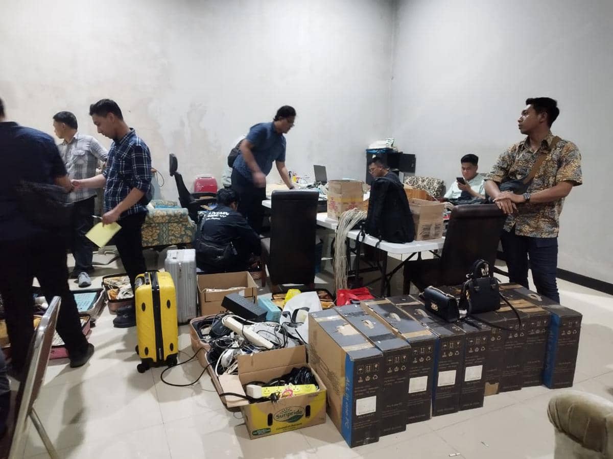 Penangkapan WNA Tiongkok dalam kasus Love scamming di Semarang.