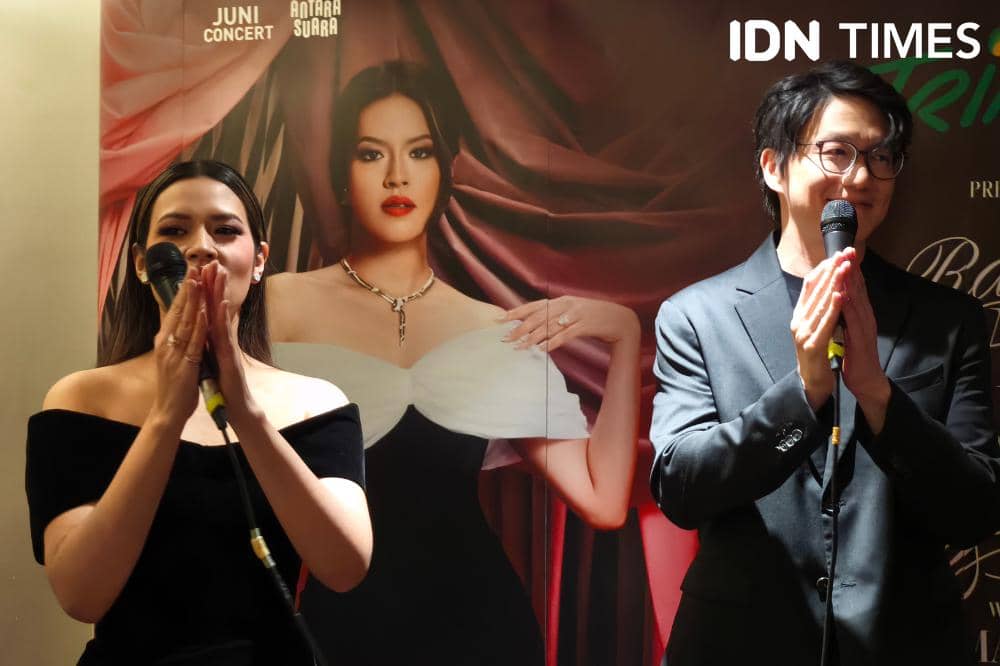 Potret Raisa bersama Sung Si Kyung dijumpai saat press conference usai konser Love & Let Go (IDN Times/Juan Dwi)