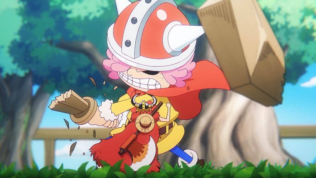 Karakter anime berambut merah muda mengenakan helm bertanduk dan jubah merah sedang menyerang dengan tongkat kayu di taman.