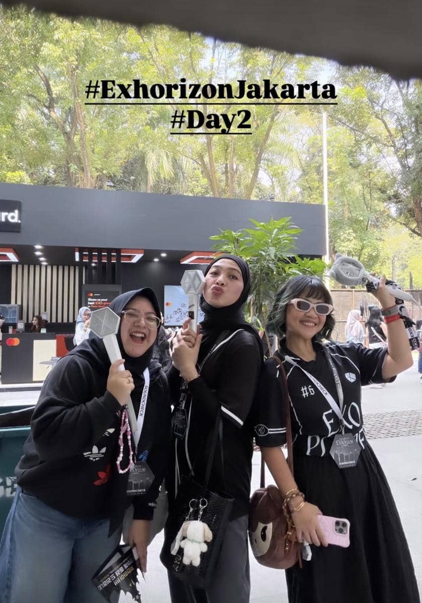 momen artis nonton konser EXO Day 2