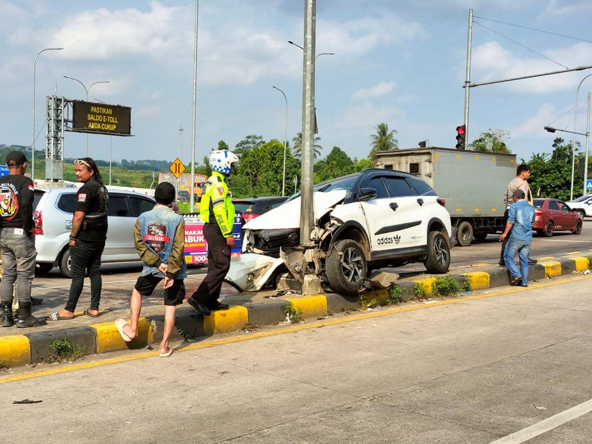 Mobil PNS Tabrak Pembatas Jalan-Hantam Pedagang Tahu di GT Parungkuda