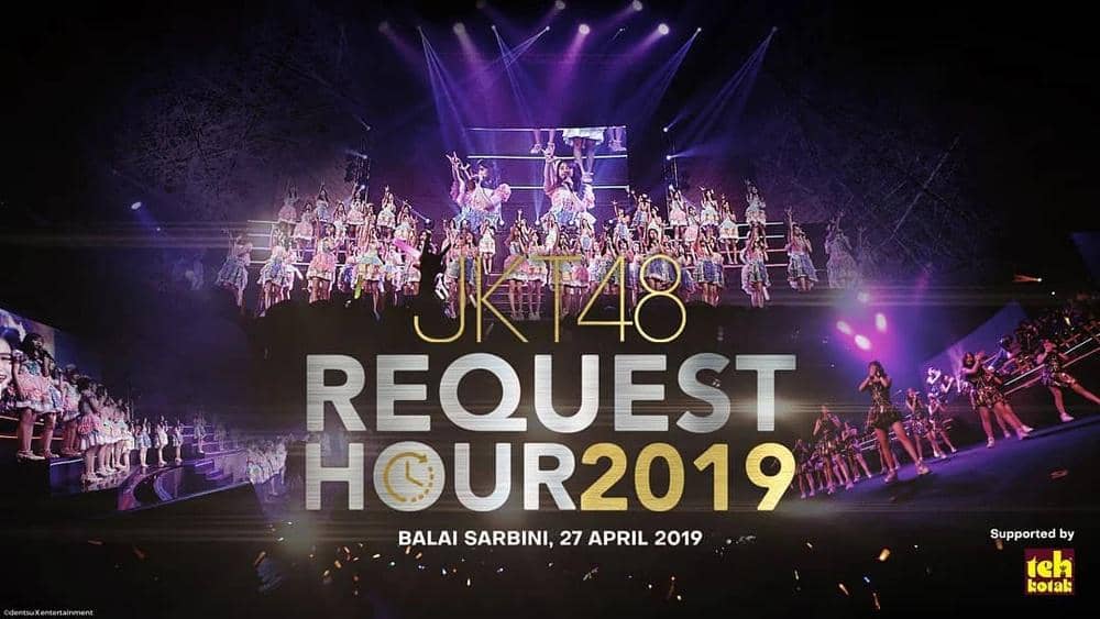 Konser JKT48 Request Hour 2019 di Balai Sarbini menampilkan para anggota di atas panggung dengan pencahayaan panggung yang meriah.