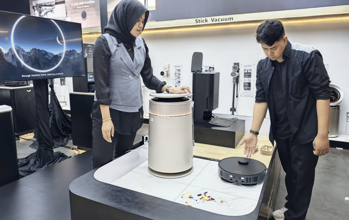 Dua orang memperhatikan robot vacuum dan perangkat rumah pintar Dreame dalam acara Dreame Home Innovation Launch di Jakarta.
