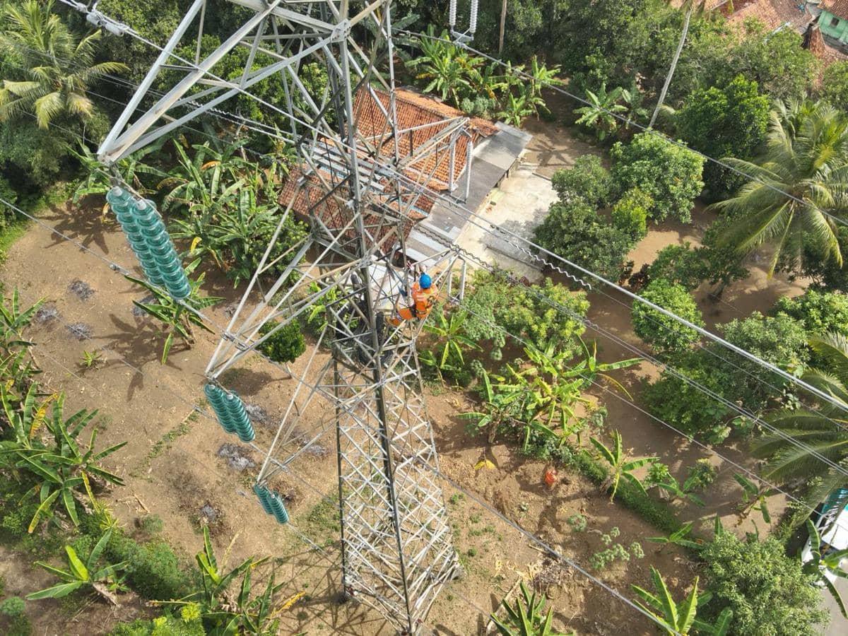 pln, pdkb, panjat tower, petugas pln, transmisi listrik