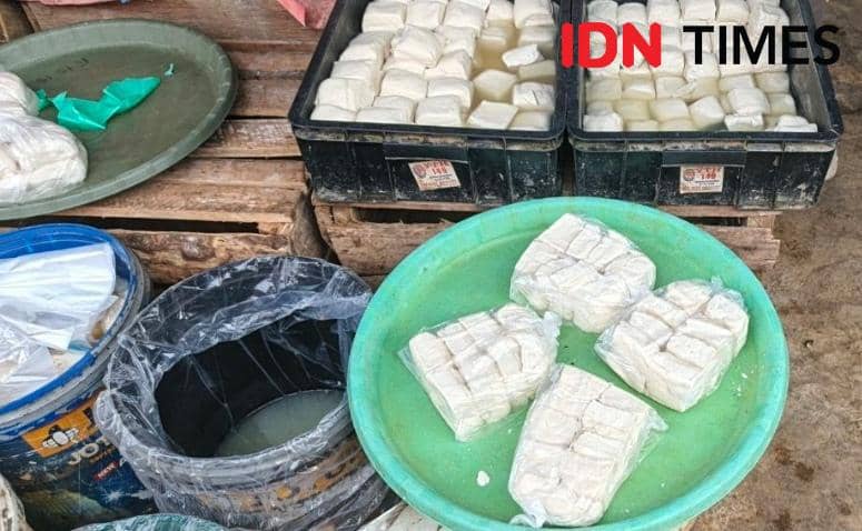 Pedagang tahu tempe di Pasar Randik Sekayu tetap bertahan di harga normal.