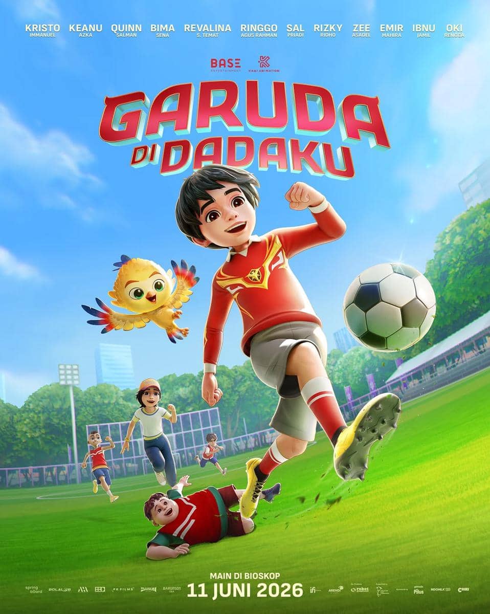 Poster animasi film Garuda di Dadaku menampilkan anak laki-laki bermain sepak bola bersama teman-temannya di lapangan hijau.