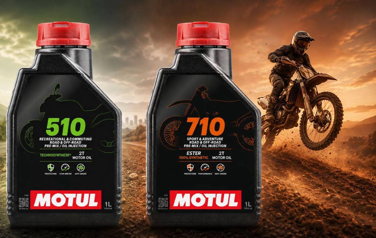 Dua botol pelumas motor 2T Motul seri 510 dan 710 dengan latar pengendara motor trail melaju di medan tanah saat matahari terbenam.
