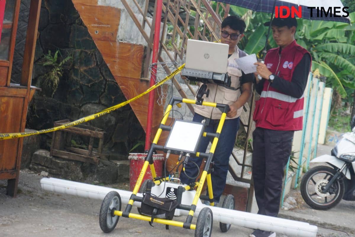 Dua anggota tim geofisika UGM menggunakan alat georadar di depan rumah warga Seyegan Sleman untuk menyelidiki fenomena api misterius.