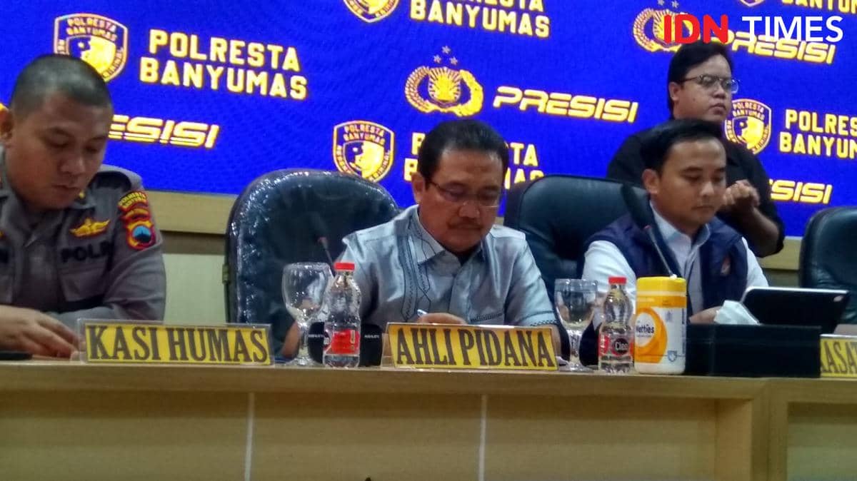 Beberapa pejabat dan ahli pidana duduk di meja konferensi pers di Polresta Banyumas dengan latar belakang layar biru bertuliskan Presisi.