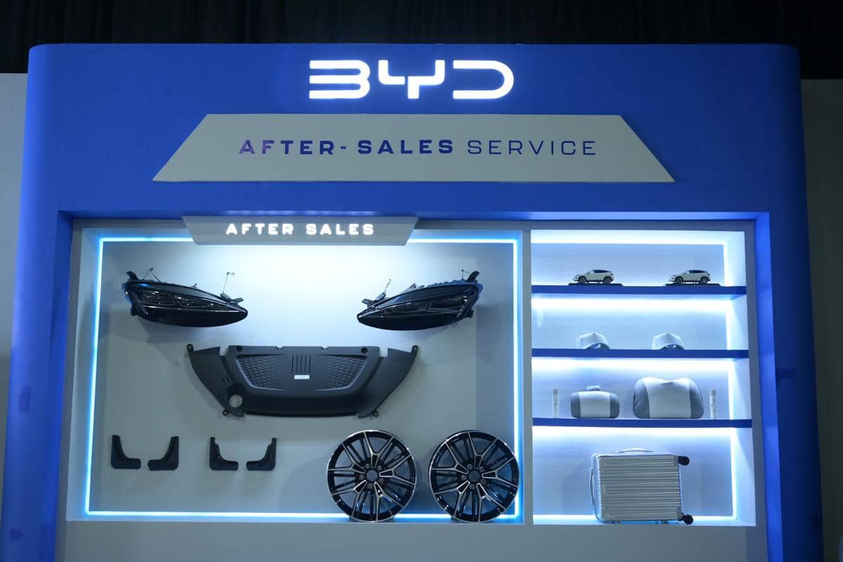 Pameran layanan purna jual BYD dengan tampilan suku cadang mobil, velg, dan aksesori di acara BYD Tech Culture Fest Jakarta.