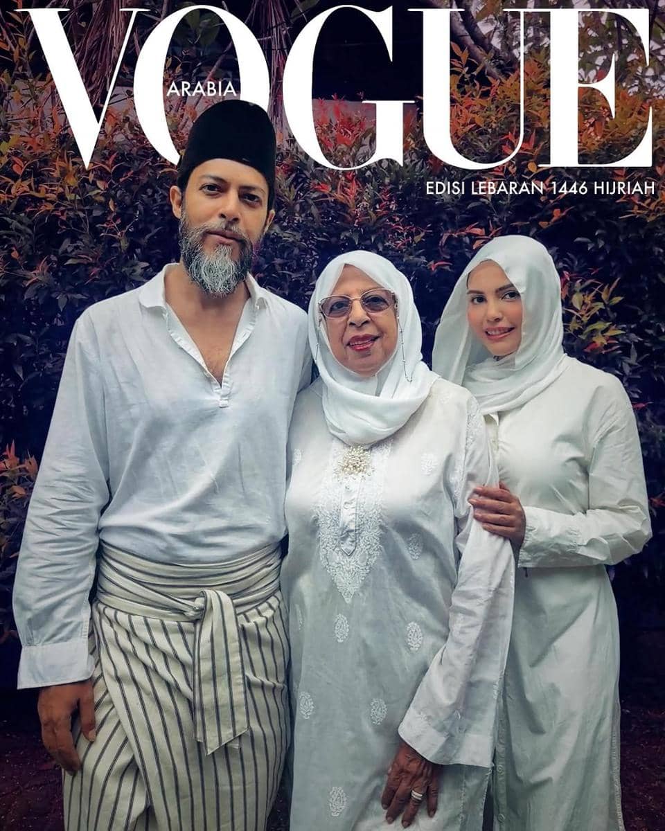 Tiga orang mengenakan busana putih bernuansa Lebaran berpose bersama di sampul majalah Vogue Arabia edisi 1446 Hijriah.