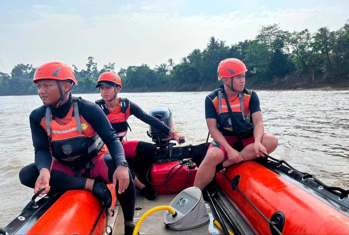 Tim SAR gabungan melakukan pencarian bocah yang tenggelam di Sungai Musi Muba.