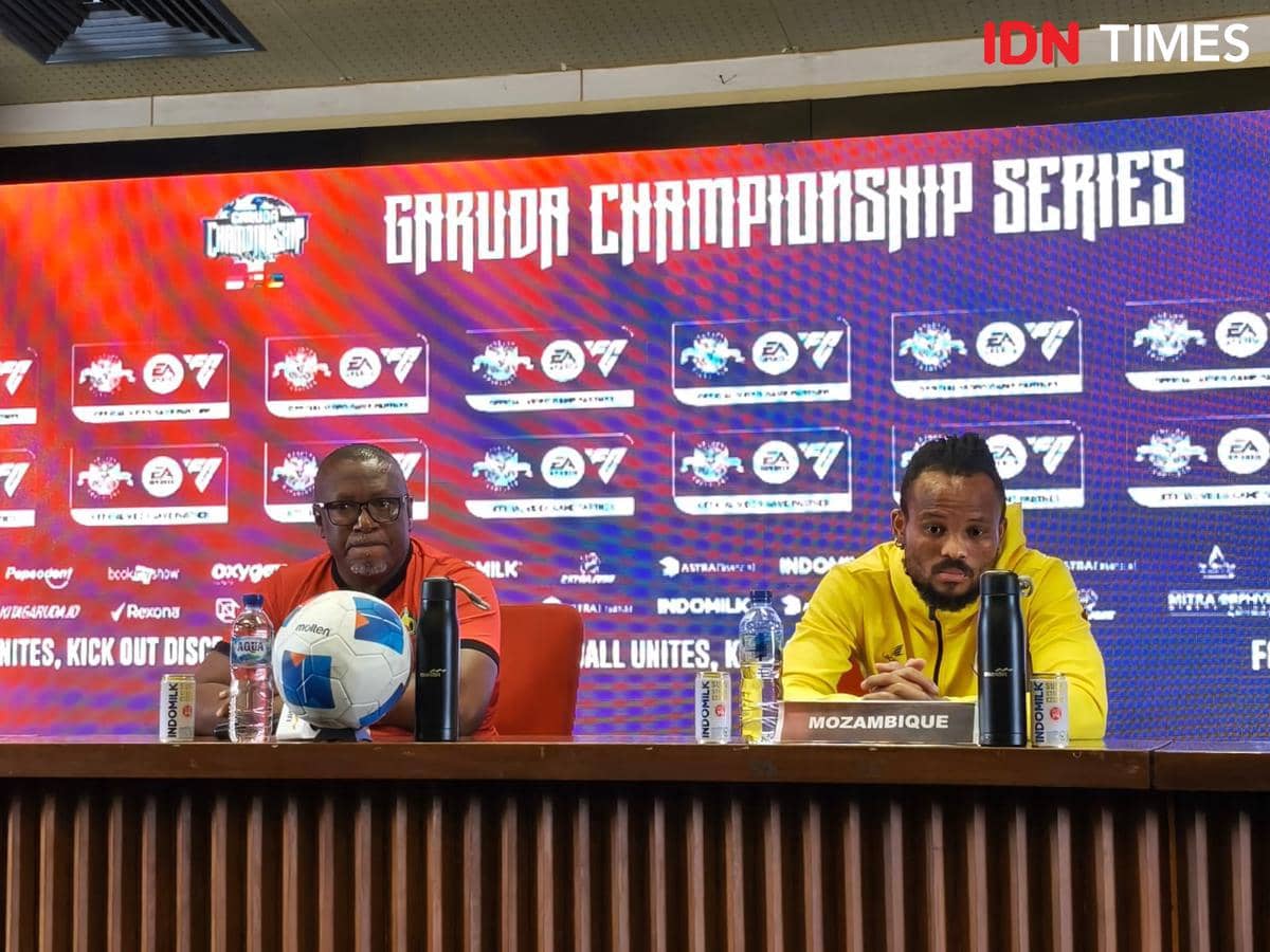 Pelatih Mozambik Chiquinho Conde (kiri) dan Kapten Mozambik Edmilson Dove (kanan).