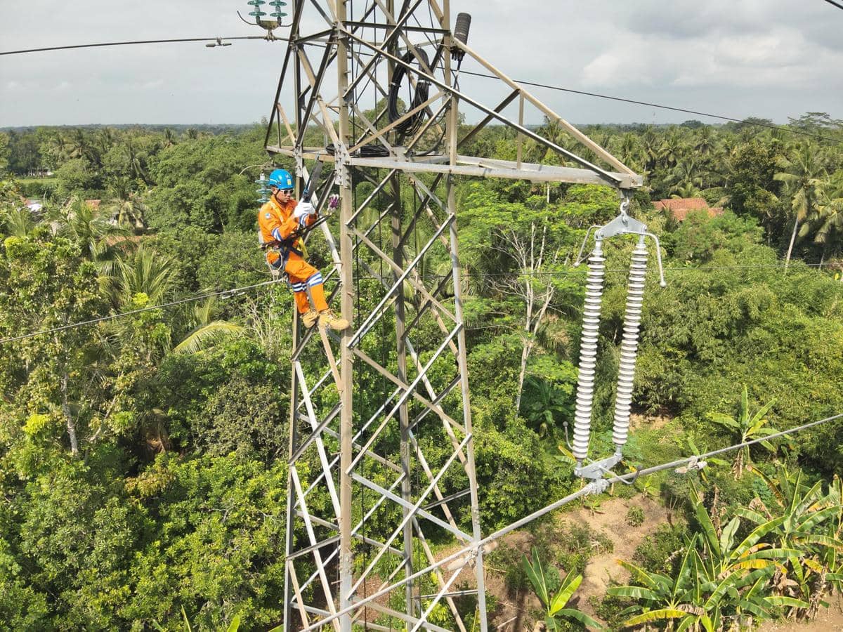 Demi Amankan Transmisi, PDKB PLN Panjat 32 Tower Tanpa Listrik Padam