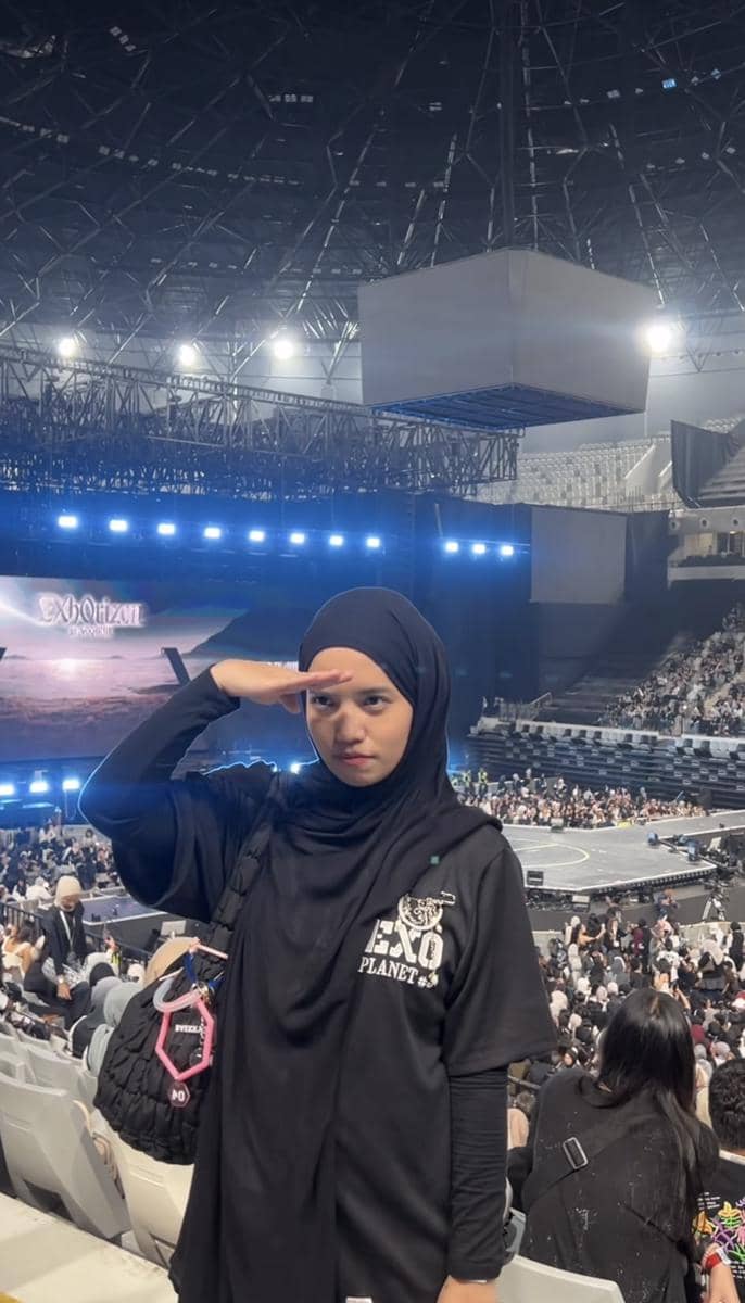 momen artis nonton konser EXO Day 2