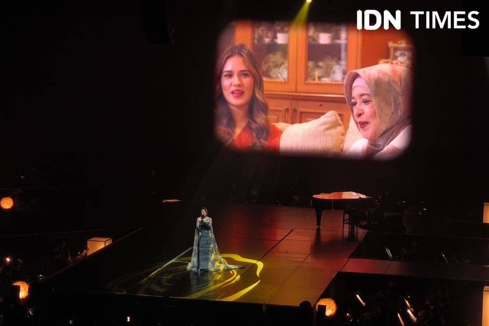 Raisa saat segmen tribute yang dipersembahkan untuk sang ibunda dalam konser Love & Let Go day 2 