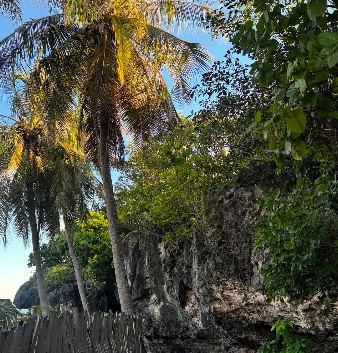 potret Naysilla Mirdad liburan di Pantai Boa, Rote