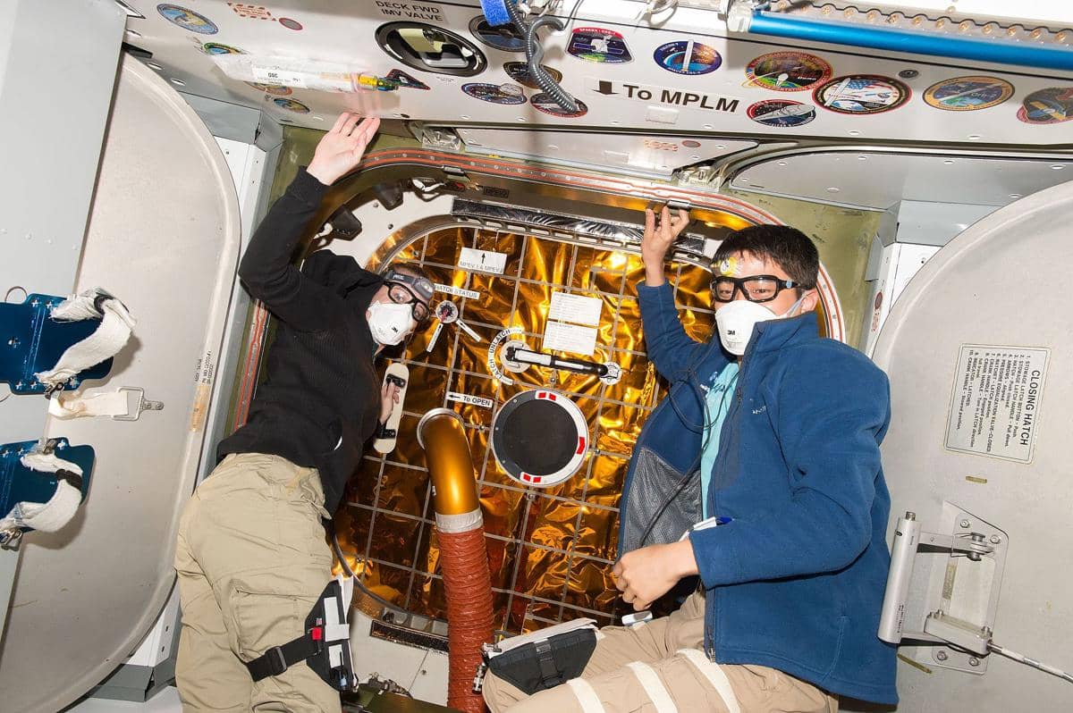 potret astronaut membuka palka untuk membersihkan sampah antariksa