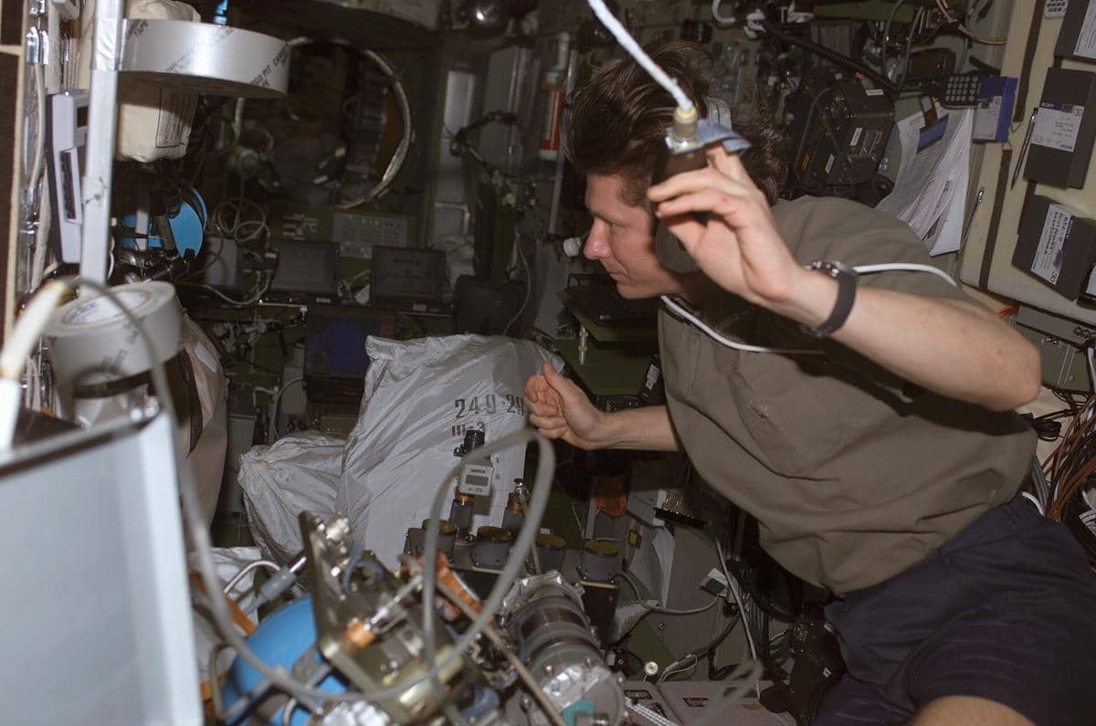 potret astronaut merawat sistem oksigen di stasiun luar angkasa