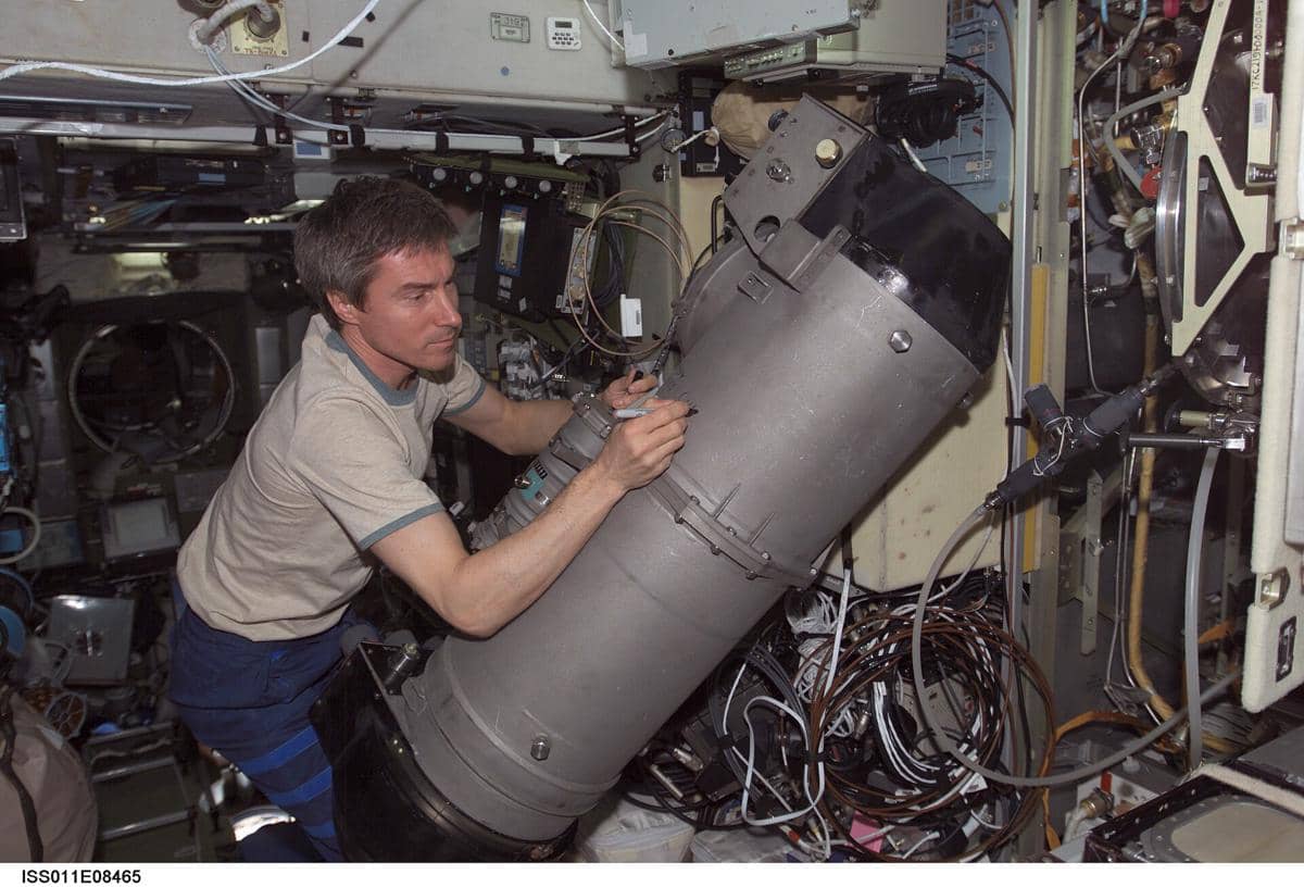 potret astronaut menjalan modul layanan Zvezda