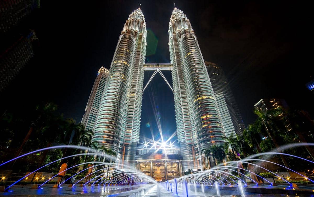 https://www.pexels.com/id-id/foto/menara-petronas-malaysia-462671/