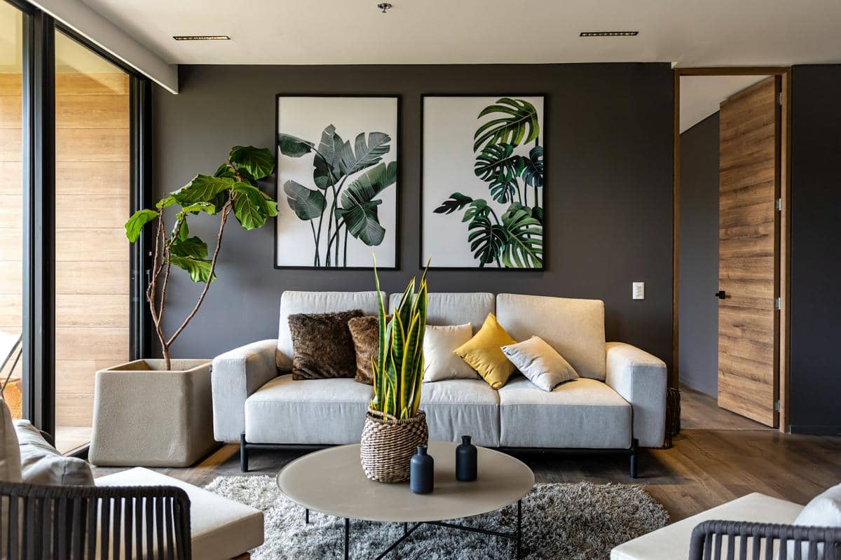 https://unsplash.com/id/foto/ruang-tamu-yang-dipenuhi-dengan-furnitur-dan-tanaman-pot-8I39EMOipRw