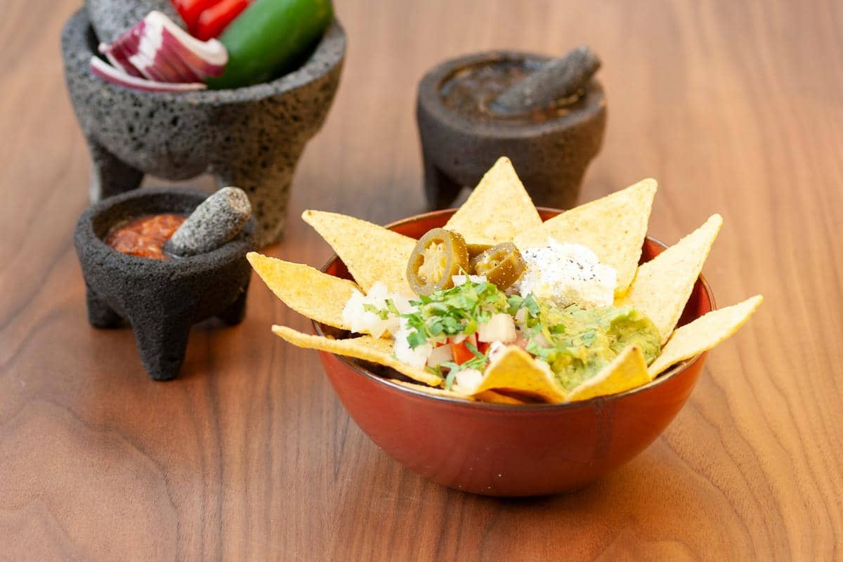 https://unsplash.com/id/foto/semangkuk-nacho-dengan-salsa-dan-keripik-tortilla-SoSP4TFQ3cA