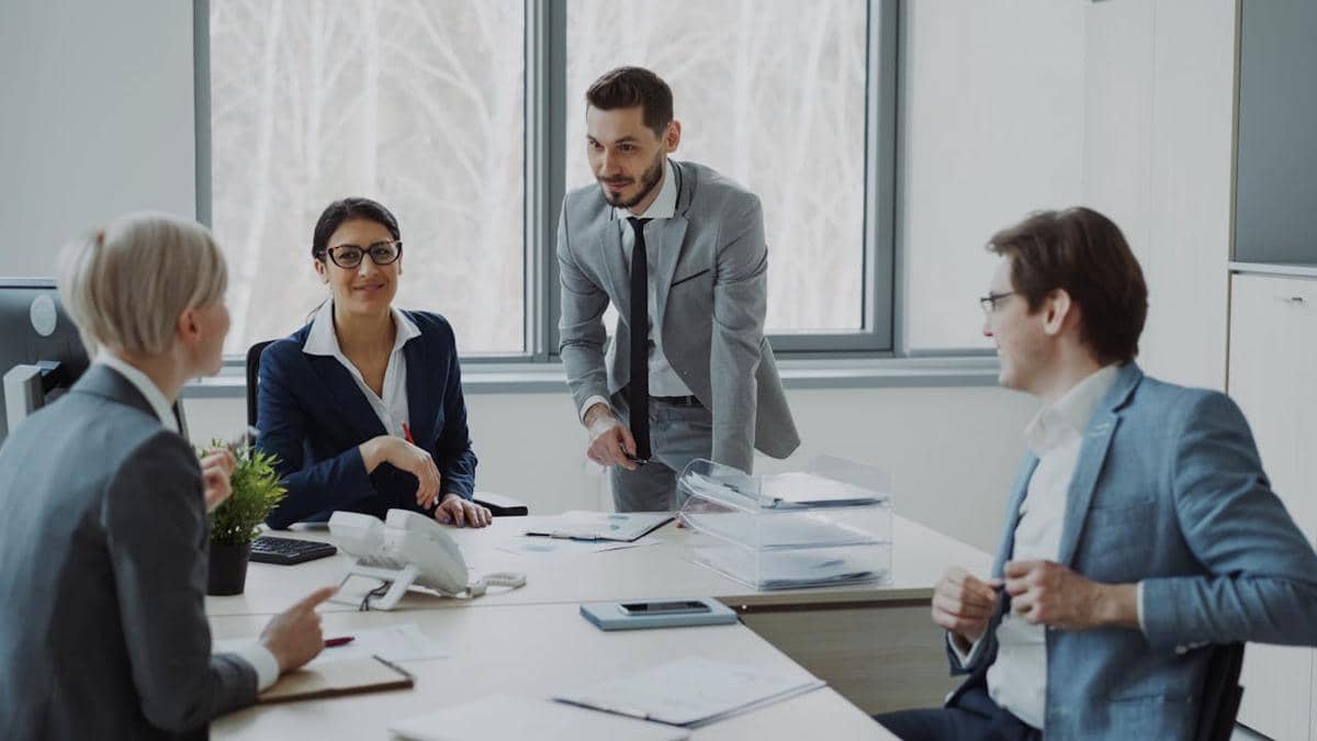 ilustrasi sekelompok profesional sedang mendiskusikan strategi bisnis