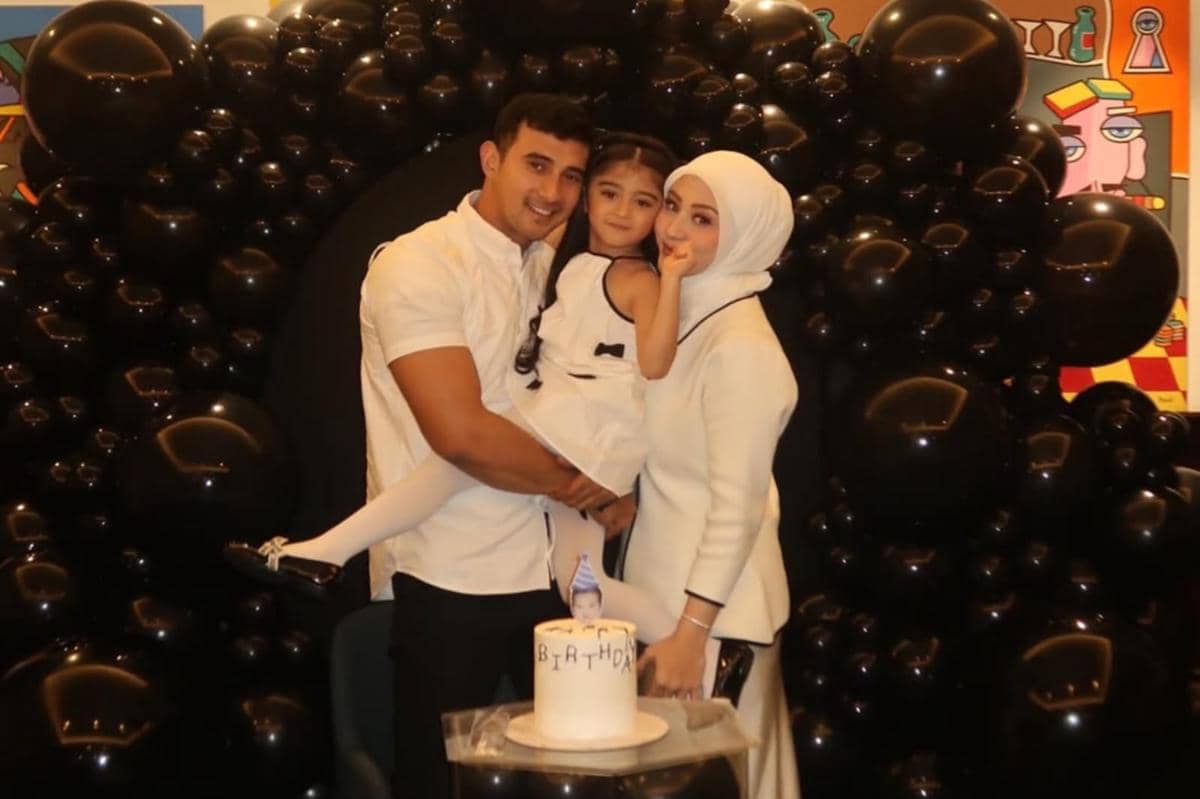 Potret Ulang Tahun Ke-39 Ali Syakieb, Rayakan Bareng Istri dan Anak