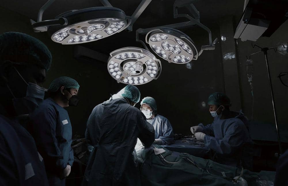 ilustrasi dokter sedang melakukan operasi tumor otak