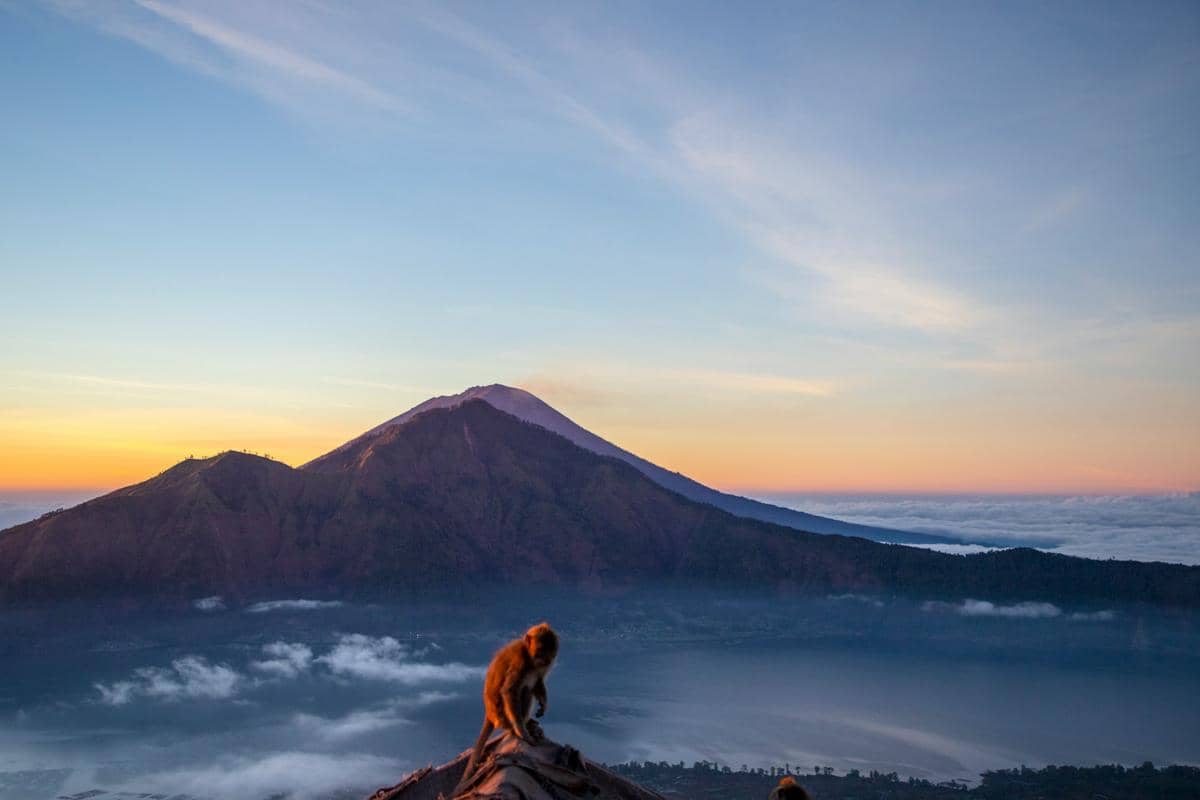 5 Gunung Kurang dari 2.000 MDPL dengan View Sunrise Terindah di Indonesia