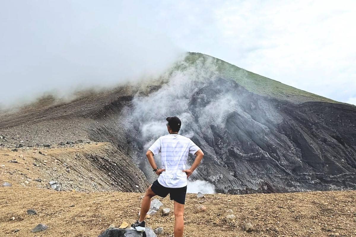 ilustrasi Gunung Lokon, Sulawesi Utara