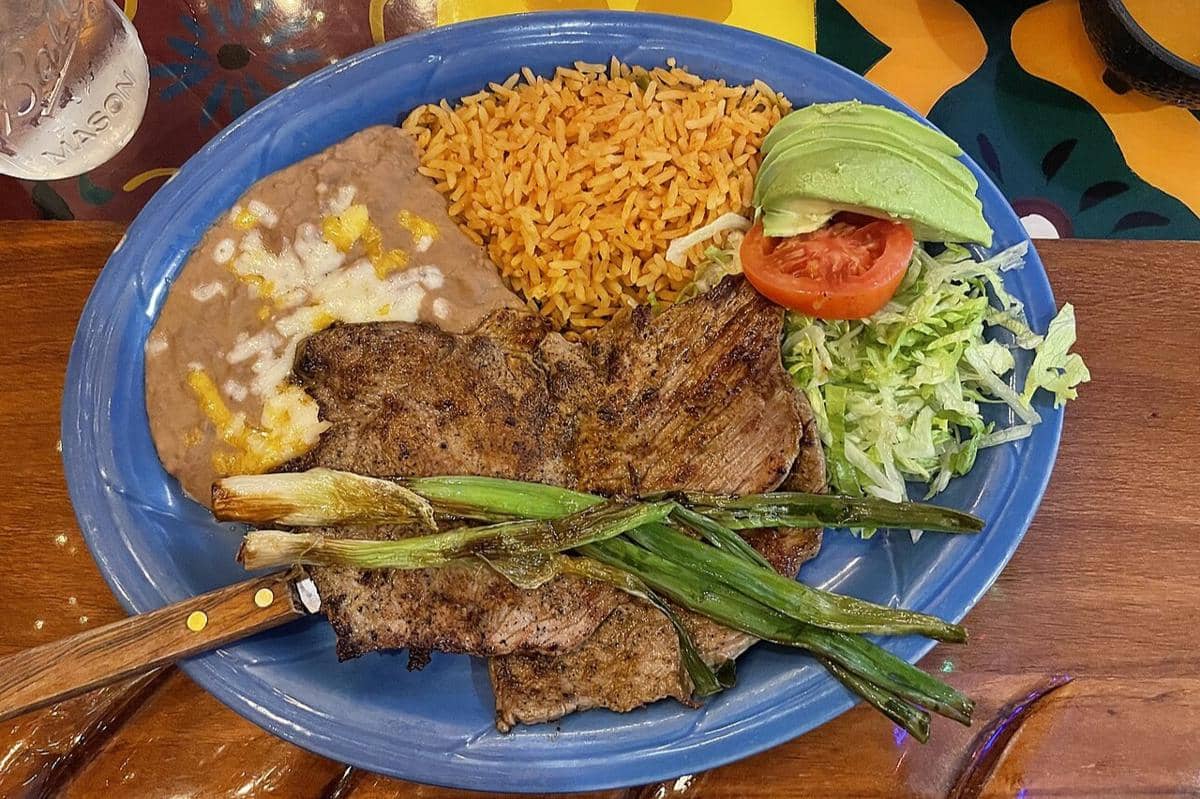ilustrasi carne asada dan nasi