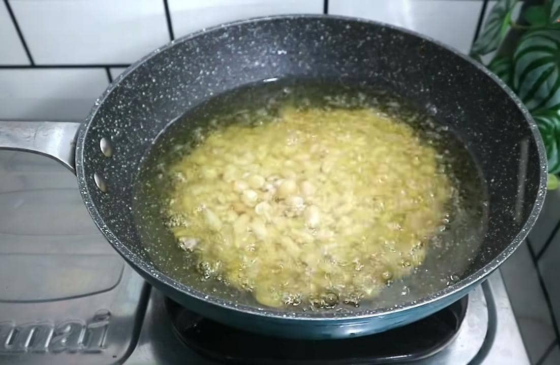 ilustrasi menggoreng kacang bawang