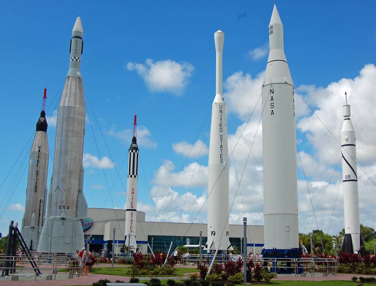 Sejumlah roket di Rocket Garden berasal dari program antariksa awal Amerika.