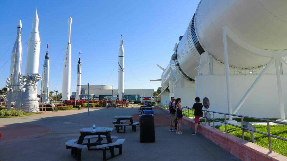 Rocket Garden menampilkan berbagai roket dalam area pameran terbuka.