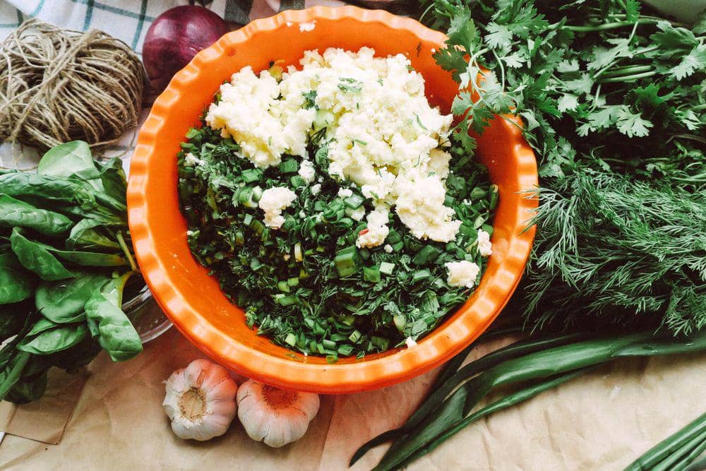 ilustrasi mencampurkan bawang putih dan parsley