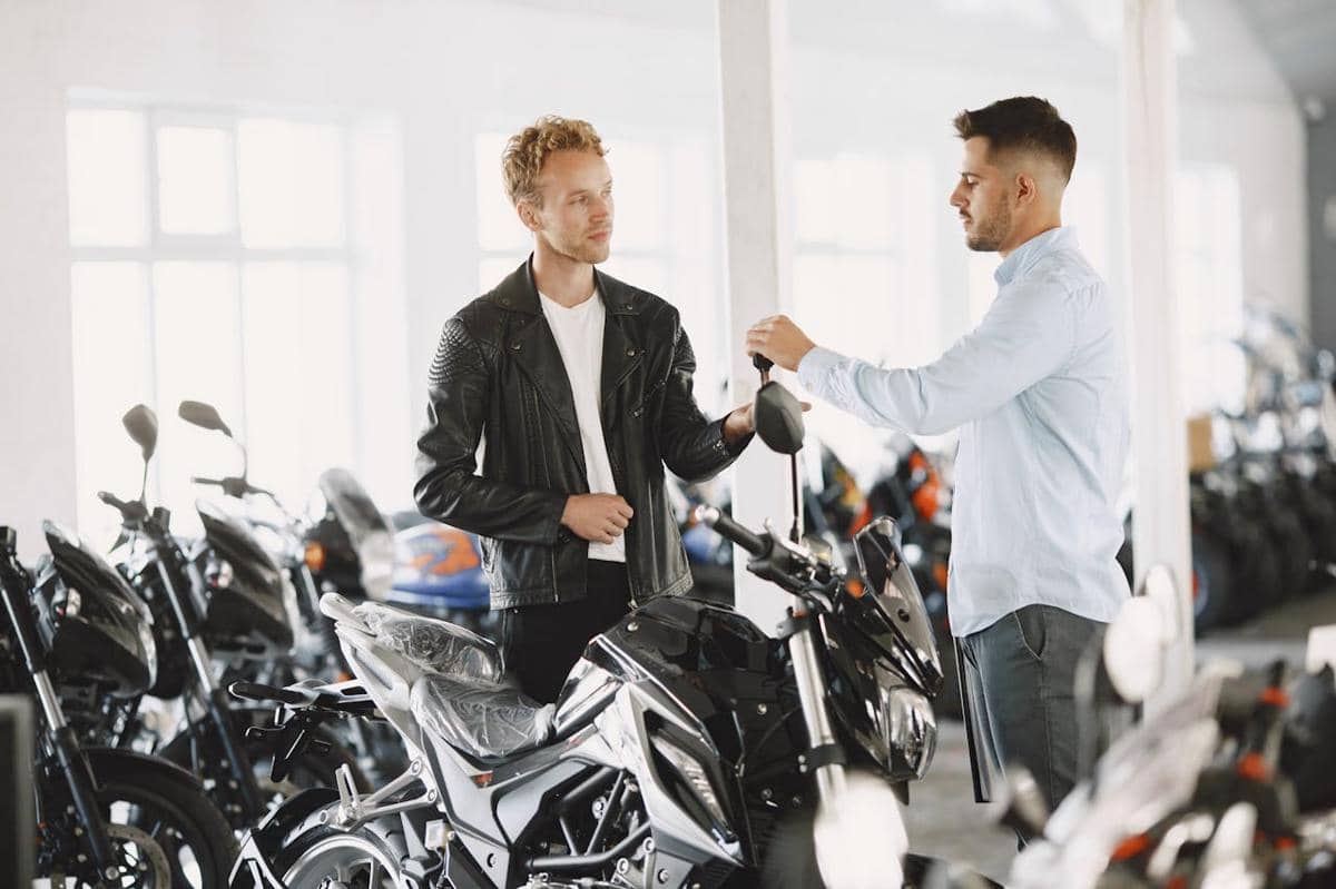 ilustrasi membeli motor